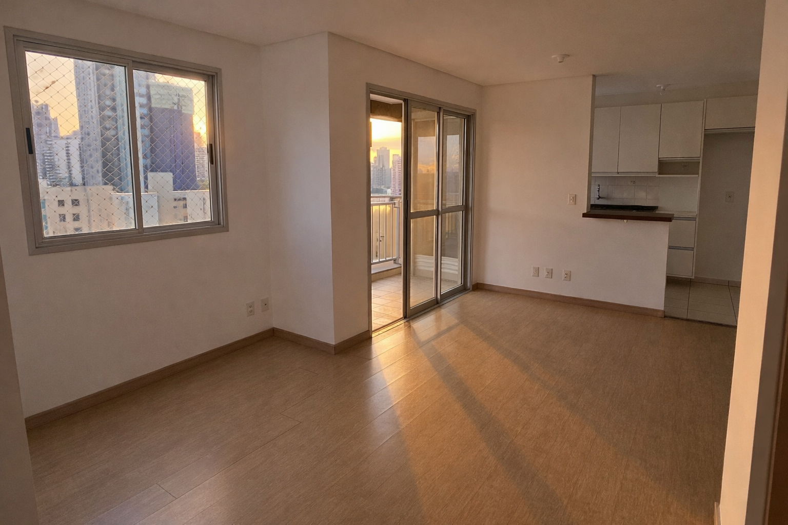 Foto real da sala com iluminação natural